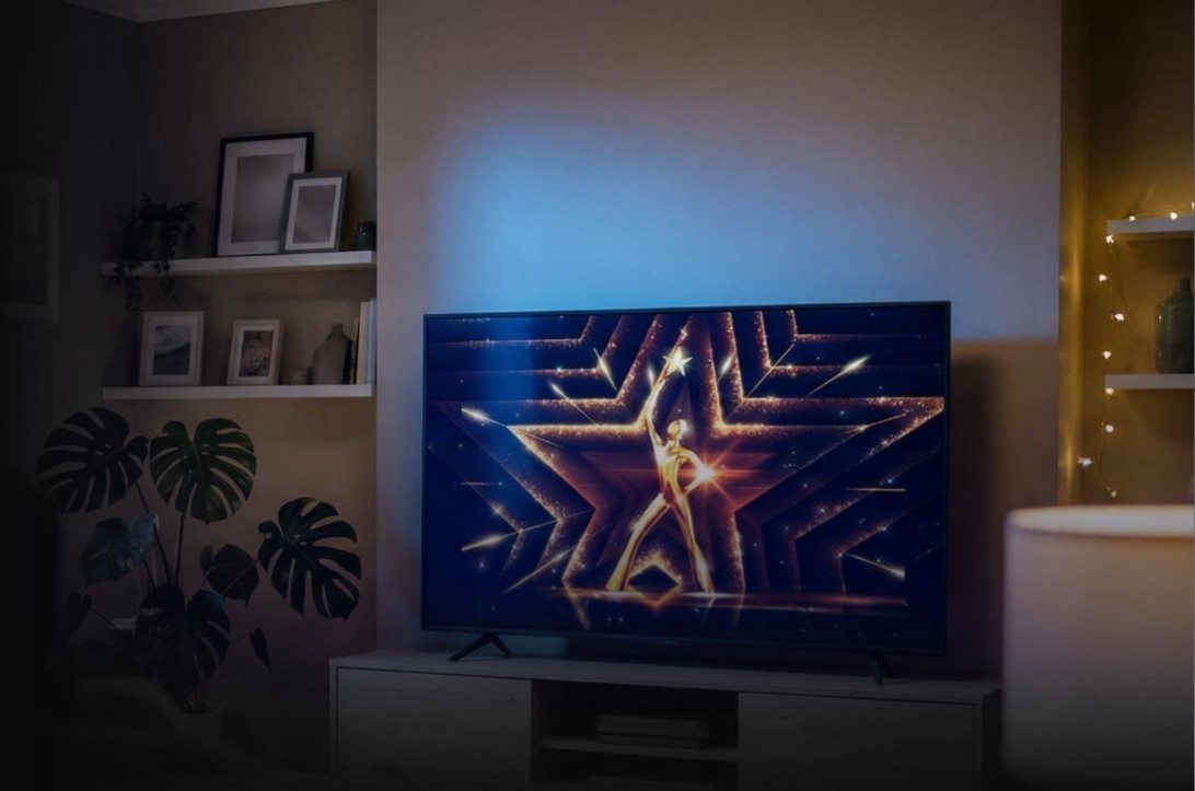 Une télévision connectée allumée dans un salon, le soir